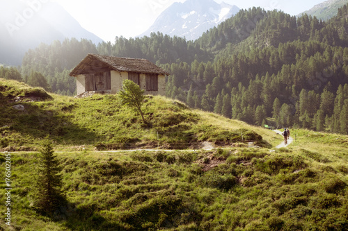 Wanderweg an einer Berghütte 