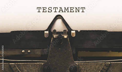 Testament, Text auf Papier in alter Schreibmaschine