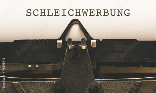 Schleichwerbung, Text auf Papier in alter Schreibmaschine