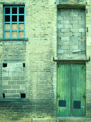 Sierkussen Pistachekleur Verlaten fabrieksgebouw met groene deur  © Philip J Openshaw 