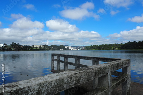bridge on lakeside with city and mountain view © CHOTi