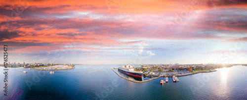Foto Panoramic aerial view of Long Beach and Queen Mary, California