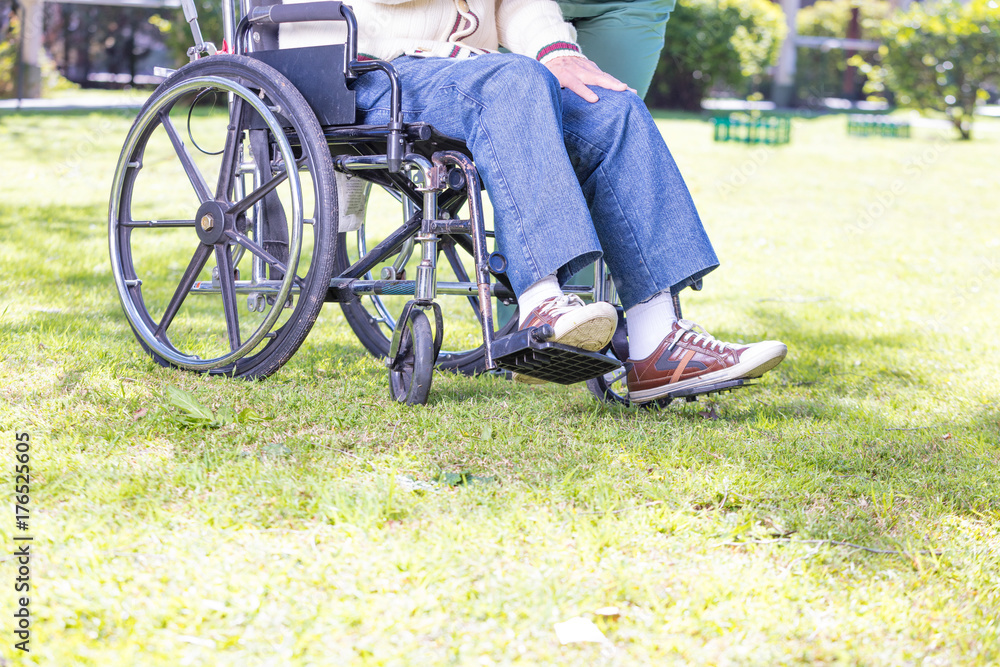 Obraz premium Elderly man on wheelchair outdoor