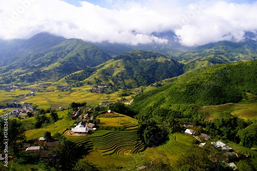 Ta Van village is as beautiful as a picture, leaning against Hoang Lien Son mountain. It's very convenient to travel from Ta Van to other famous places at Lao Cai such as Lao Chai, Cau May, Ta Phin.