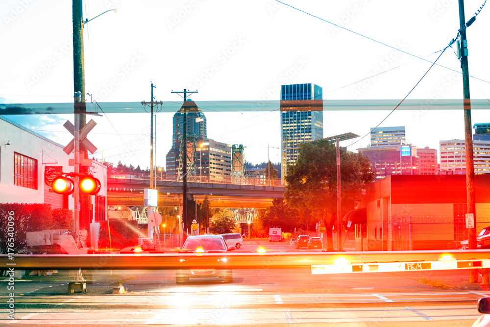 Fototapeta premium Pociąg rozpędza się na kolei ulicami miasta