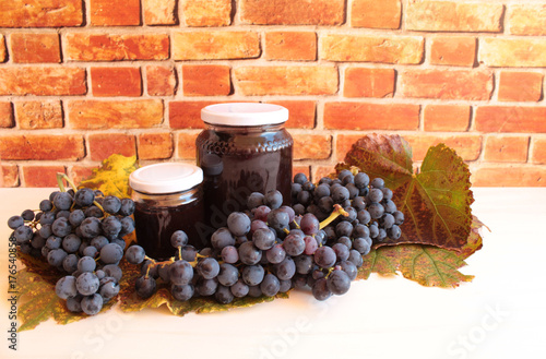 marmellata d'uva e grappoli di montepulciano d'Abruzzo