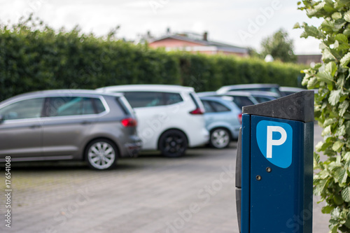 Kostenpflichtiger Parkplatz mit Parkautomat