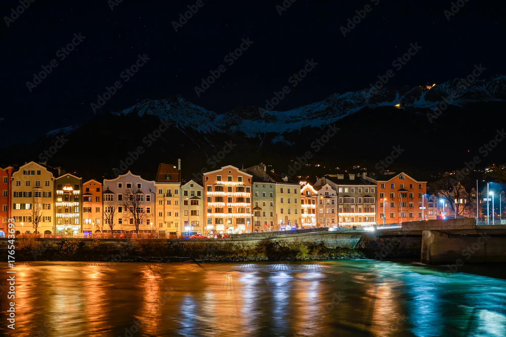 Nachtaufnahme von Innsbruck zur Weihnachtszeit mit verschneiter Nordkette