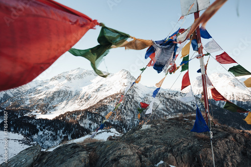 Gebetsfahnen auf einem Gipfel in den Schweizeralpen  