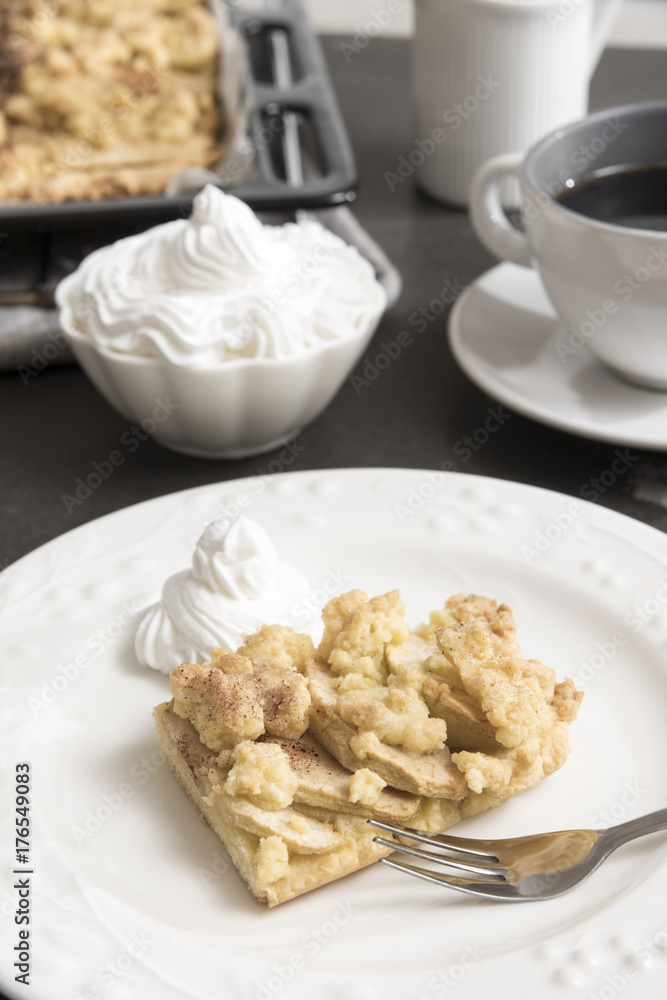Streuselkuchen und Sahne Streuselkuchen und Sahne