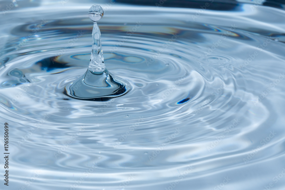 Tropfen aus Wasser in blauer Farbe Tropfen aus Wasser in blauer Farbe