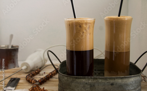 zwei Frappe mit Tablett, Kaffeeaufschäumer und Komboloi  photo