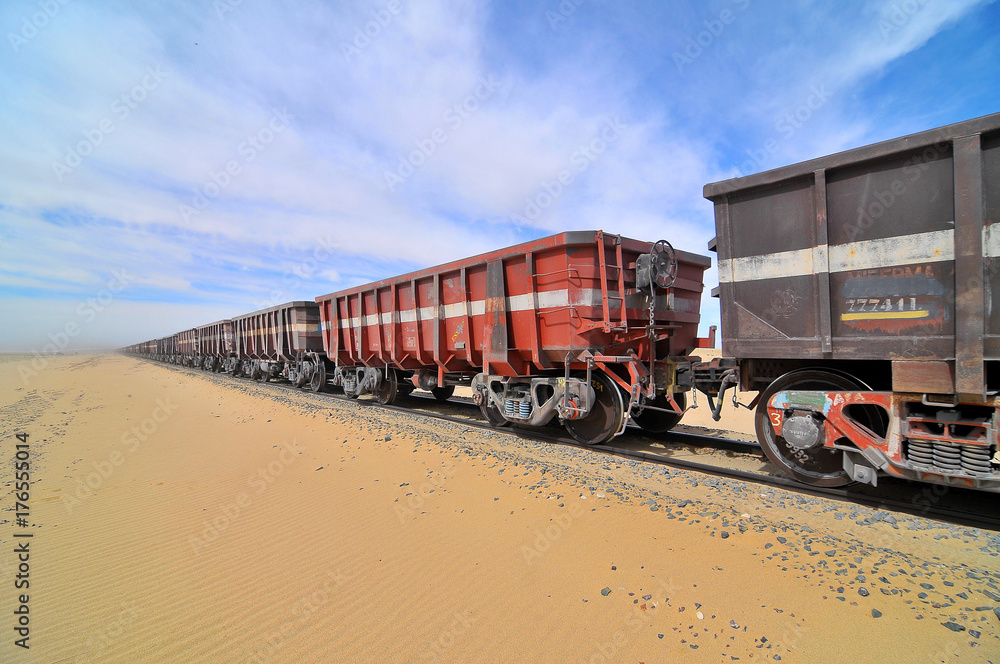 Fototapeta premium Najdłuższy pociąg na ziemi w pobliżu Nouahdhibou w Mauretanii