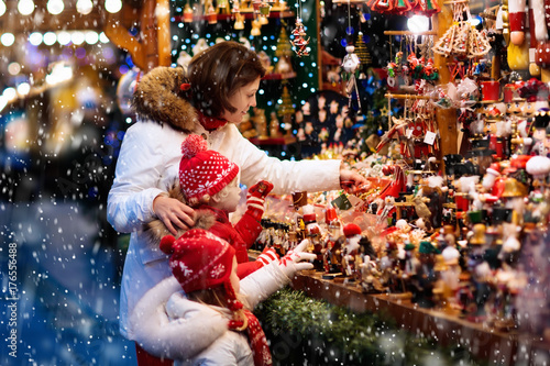 Tableau sur toile Family shopping Christmas presents