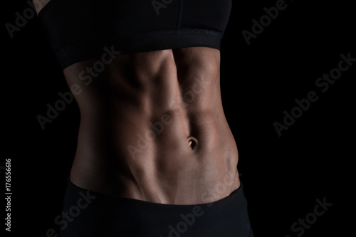 weiblicher trainierter Bauch, Lowkey
