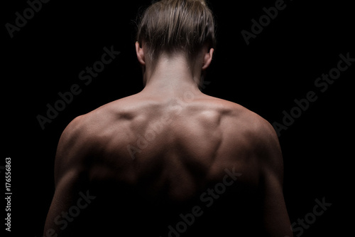 weiblicher trainierter Rücken und Schultern, Lowkey