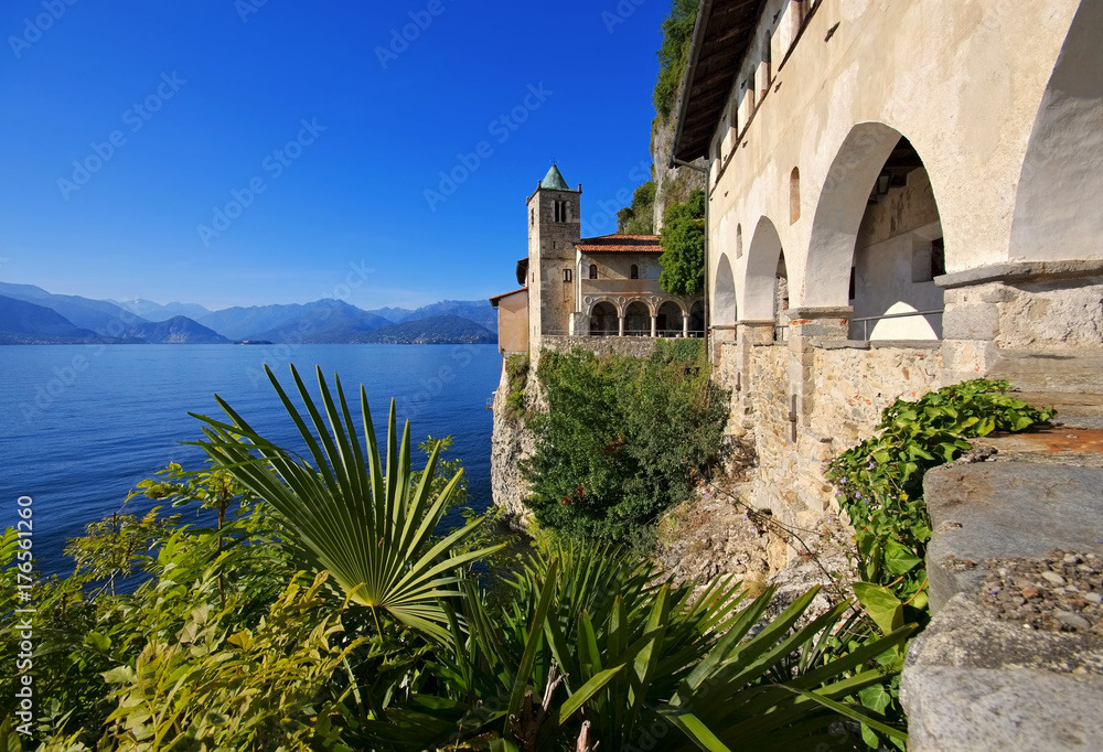 Santa Caterina del Sasso am Lago Maggiore, Italien - Santa Caterina del Sasso on Lago Maggiore