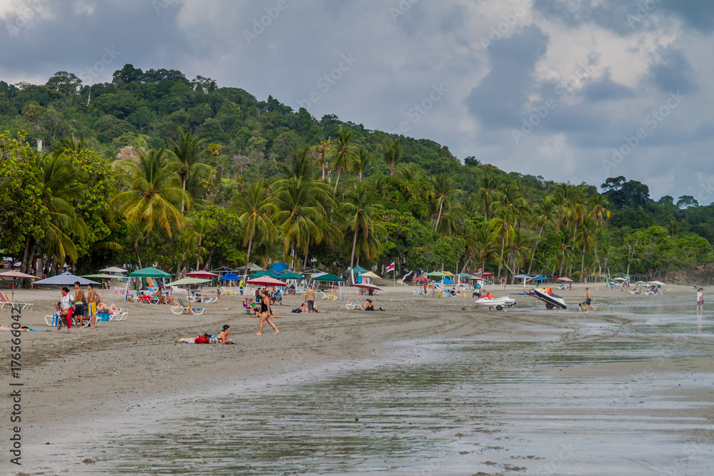 Fototapeta premium MANUEL ANTONIO, COSTA RICA - MAY 13, 2016: People on a beach in Manuel Antonio village, Costa Rica