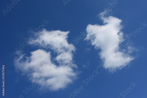 青空と雲「空想・雲のモンスターたち」（分裂、分かれる、対峙などのイメージ） © Ryuji