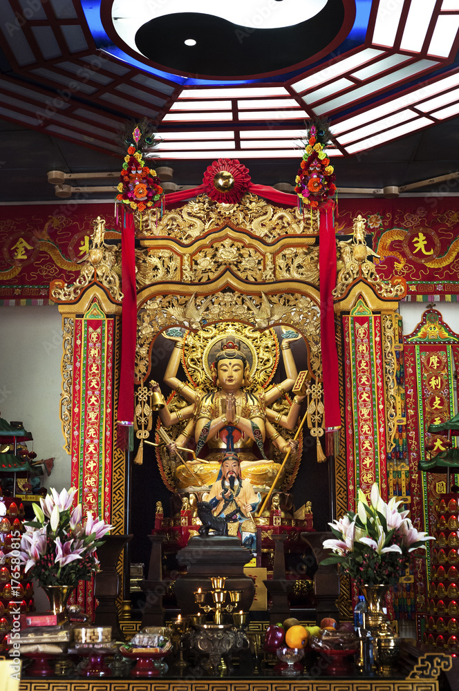 Golden statue of a Taoist deity at Che Kung Temple, Shatin
