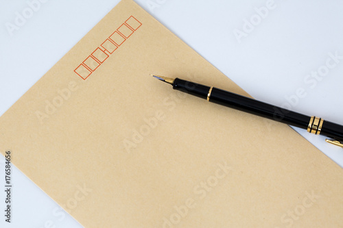 万年筆と茶封筒
