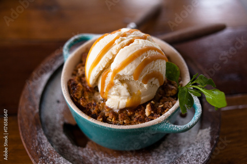 Slika na platnu apple crumble dessert with ice cream
