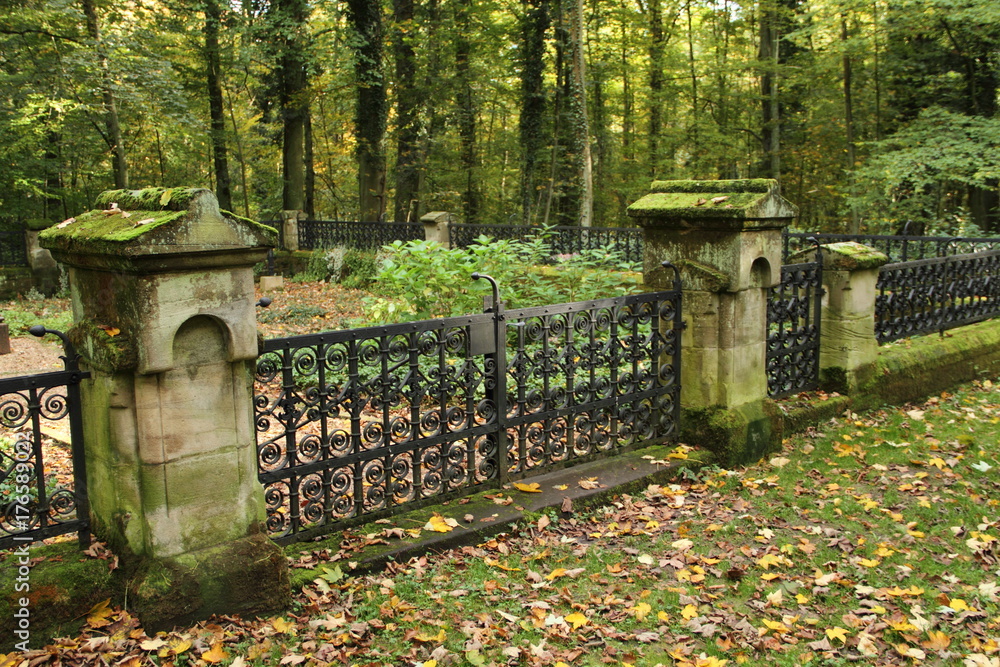 alter Friedhof StockFoto Adobe Stock
