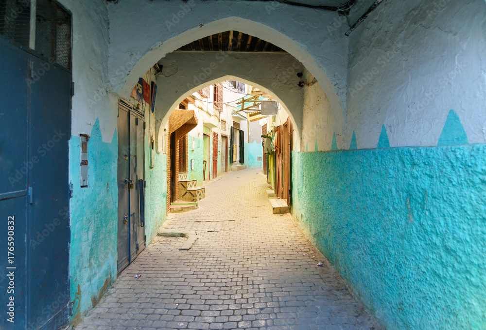 Fototapeta premium Na ulicy w Medynie. Moulay Idriss Zerhoun, Maroko