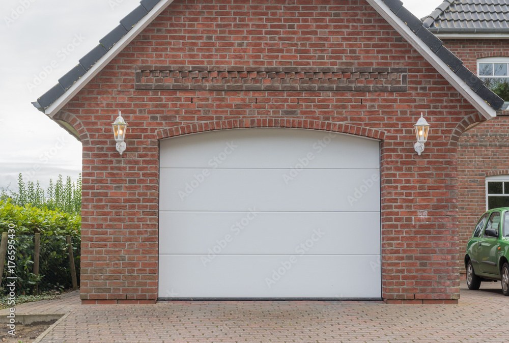 Große Garage mit weißem Tor Große Garage mit weißem Tor