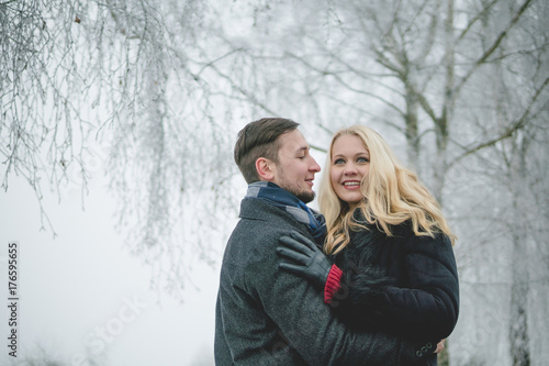 Glückliches Paar in Winterlandschaft mit Wintermantel