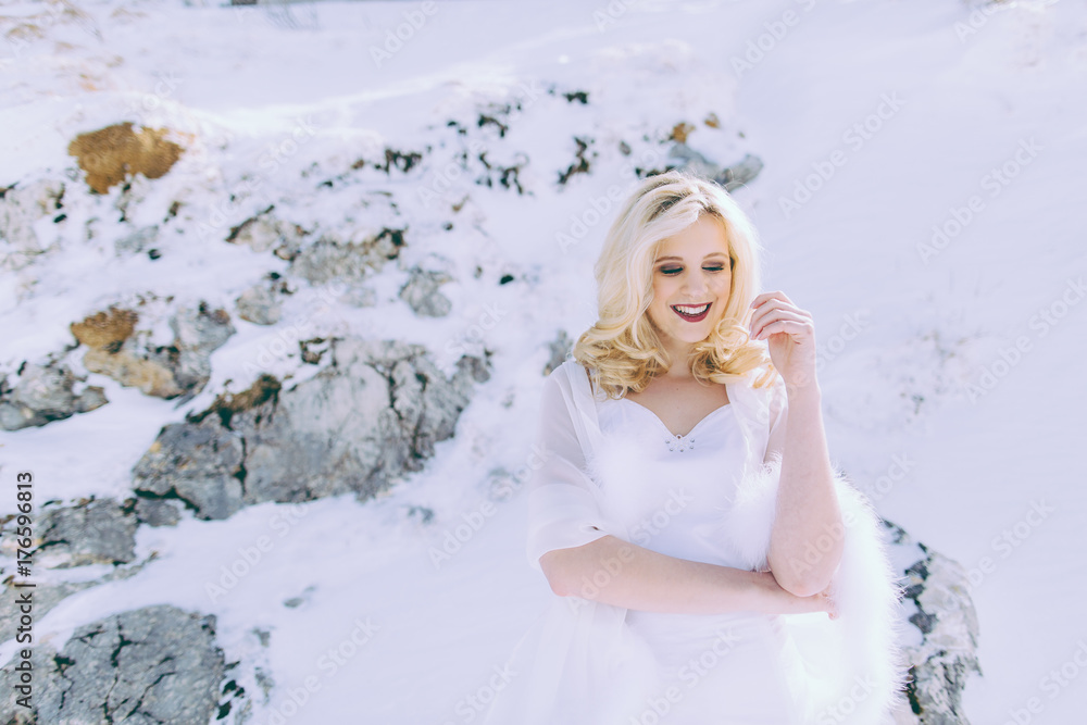 Junge blonde Frau mit weißen Kleid auf schneebedeckten Berg Junge blonde Frau mit weißen Kleid auf schneebedeckten Berg