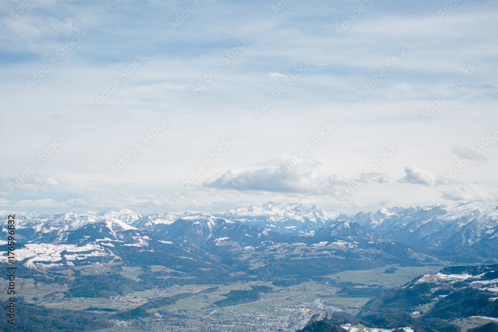 Schneebedeckte Winterlandschaft im Salzburger Land