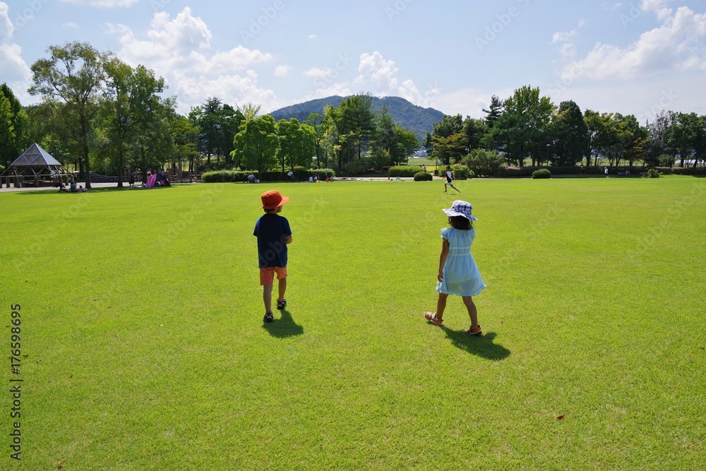芝生の公園を走る子供 芝生の公園を走る子供