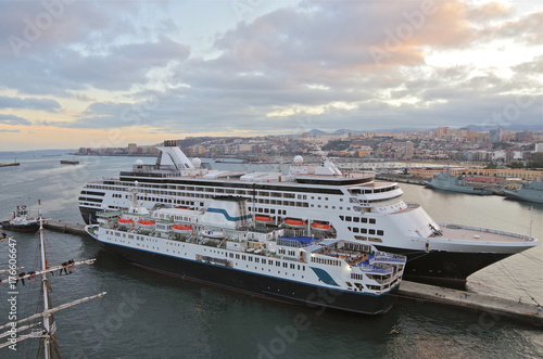 Kreuzfahrtschiff Holland America Line HAL MS Veendam in Las Palmas, Gran Canaria photo