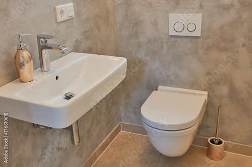 Konstfotografi Gäste WC mit Toilette und Waschbecken klein