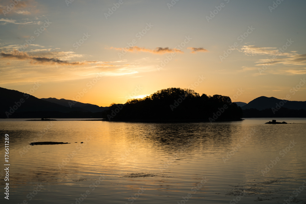 桧原湖の日の出