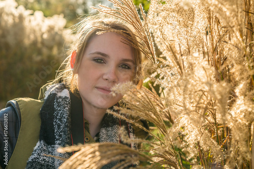 Das Portrait einer jungen Frau im Herbst photo