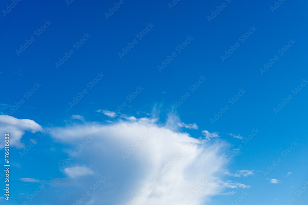 weiße Wolke am blauen Himmel weiße Wolke am blauen Himmel