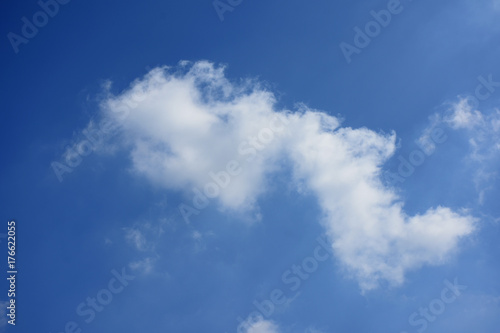 青空と雲「空想・雲のモンスター（遠くを見つめるドラゴンの顔などのイメージ）」