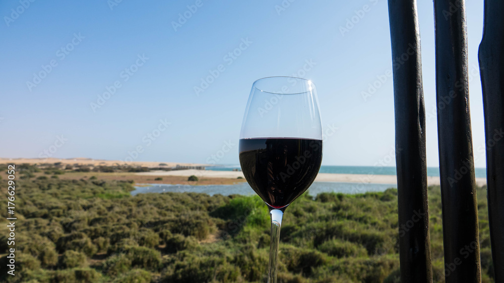 Ein Glas Rotwein mit Ausblich auf den Atlantik, Swakopmund Namibia