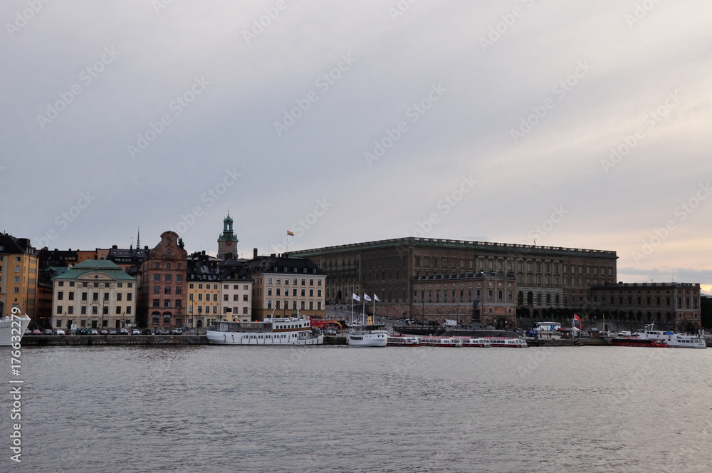 Blick übers Wasser zur Altstadt von Stockholm in Schweden