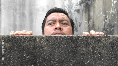 Canvastavla Asian men climb up concrete walls appearing suspiciously