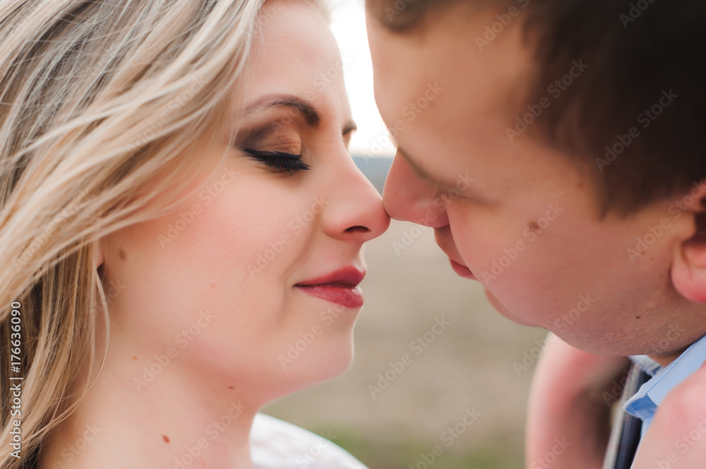 Fototapeta premium walk the beautiful wedding couple