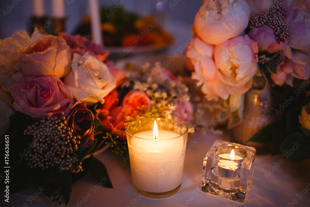Obraz premium Table decor with white flowers and candles for a wedding party