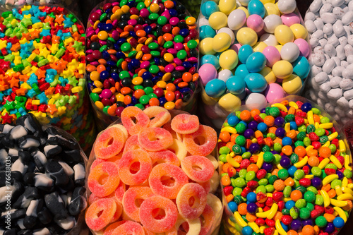 Gomitas, lunetas y almendras de chocolate.