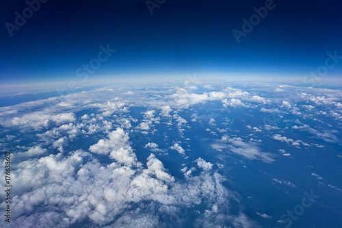 Atlantik bei Aussicht aus dem Flugzeug mit Cumulus Wolken.