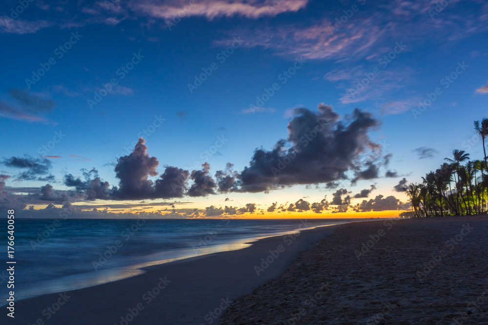 Obraz premium Sonnenaufgang am Bavaro Strand Dominikanische Republik-1