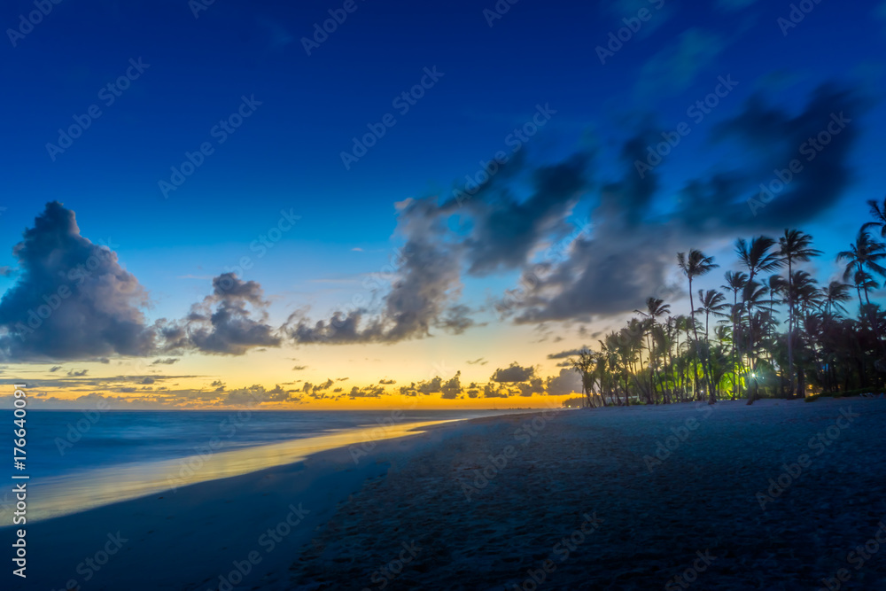 Naklejka premium Sonnenaufgang am Bavaro Strand Dominikanische Republik-3