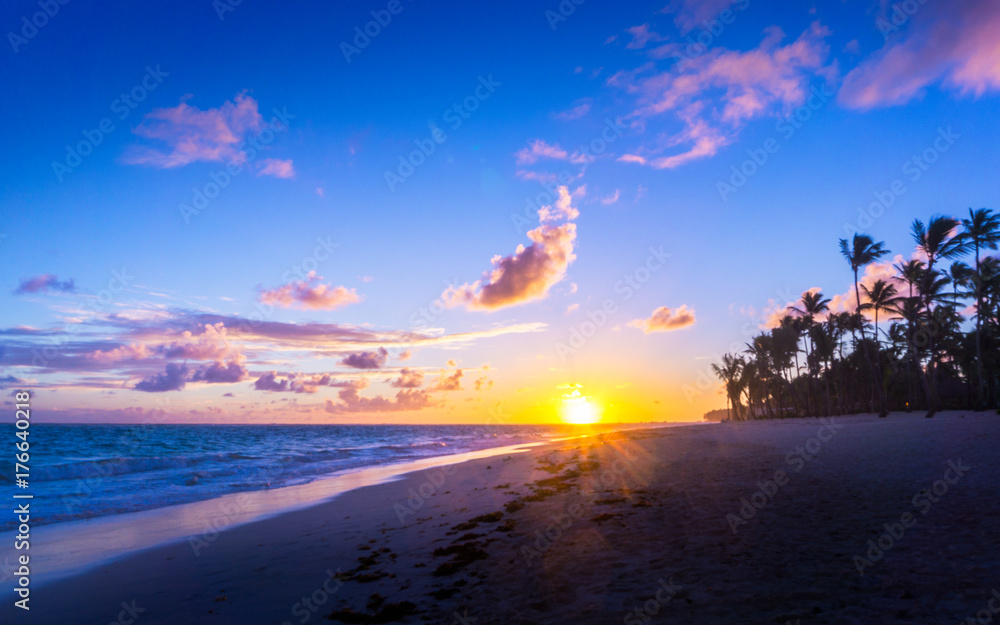 Naklejka premium Sonnenaufgang am Bavaro Strand Dominikanische Republik-9