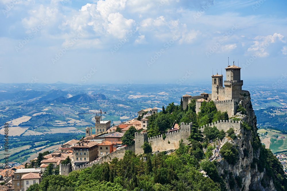 Naklejka premium Wieża Guaita San Marino z panoramicznym krajobrazem